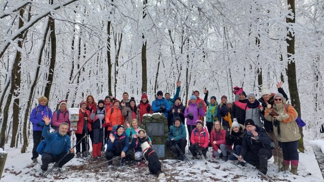 KPP u bijelom ruhu - zavirite u ovu divoticu, isplati se pogledati!  Kao i svake godine s velikim zadovoljstvom dijelim dojmove s planinarskog izleta po koprivničkom planinarskom putu. Na izletu po Koprivničkom planinarskom putu od PRC-a, preko vrha Bilo i Stankovog vrha do Planinarske kuće Anin vrh sudjelovalo je 35 planinara. U toploj Pl. kući Anin vrh dočekali su nas naši dragi domaćini – Hans, Leo, Verica i Damir s toplim napitcima koji su nas ugrijali od zimske svježine. Uz mirisno pečenje špeka i kobasica na vatri, svi smo uživali u prijateljskom okruženju. Izlet smo završili u Draganovcu.
Tekst: Boris Majerus
Fotografije: Marija Kovačević, Boris Majerus